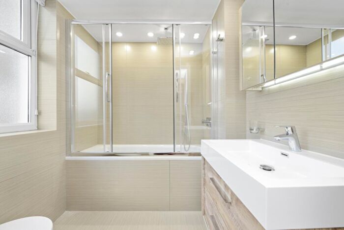 3 Bedroom Flat To Rent In St. Johns Wood Park London, NW8