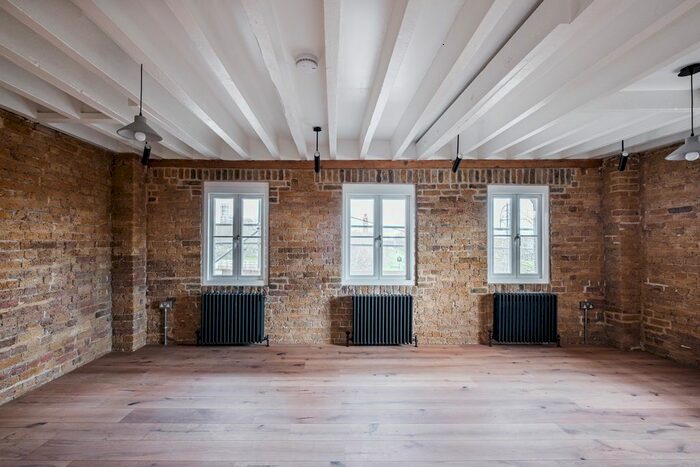 2 Bedroom Flat To Rent In Town Quay, London, IG11