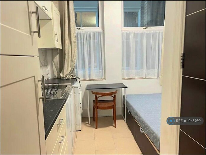 Studio To Rent In Broomfield Avenue, London, N13