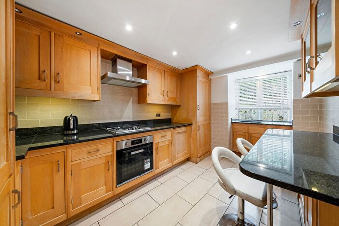 3 Bedroom Flat For Sale In Cathcart Hill, London, N19
