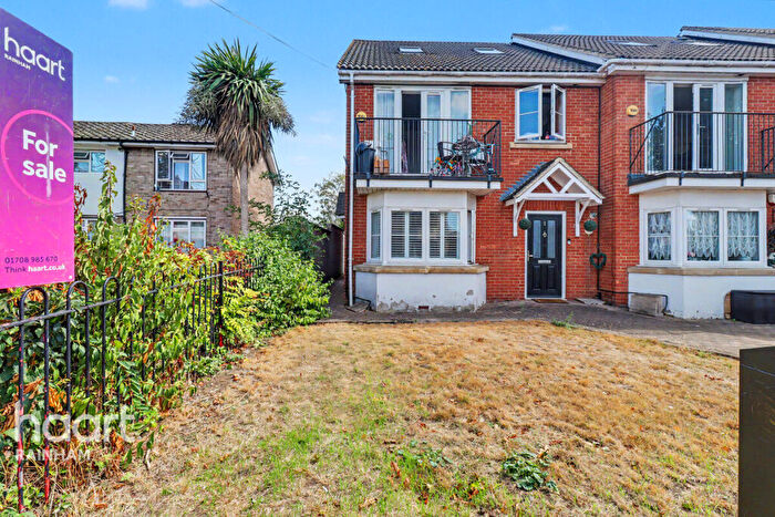2 Bedroom Maisonette For Sale In Cherry Tree Lane, Rainham, RM13
