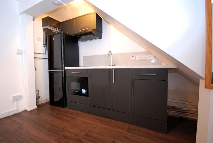 5 Bedroom Flat To Rent In Carlton Grove, London, SE15
