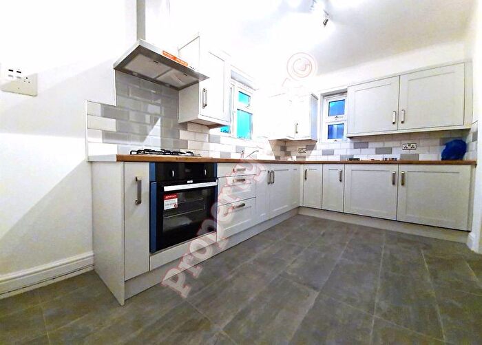 3 Bedroom Flat To Rent In Lonsdale Avenue, London, E6