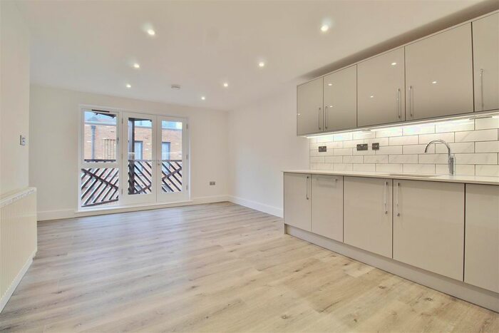 1 Bedroom Flat To Rent In Lawrence Parade, Lower Square, Isleworth, TW7