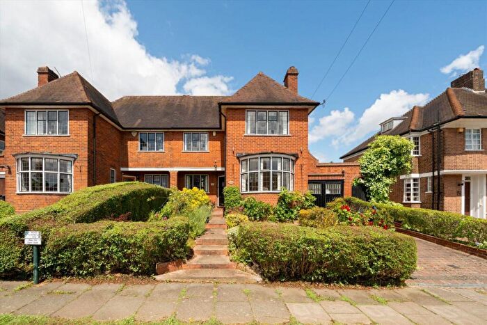 4 Bedroom Semi Detached House For Sale In Brim Hill, Hampstead Garden Suburb, N2