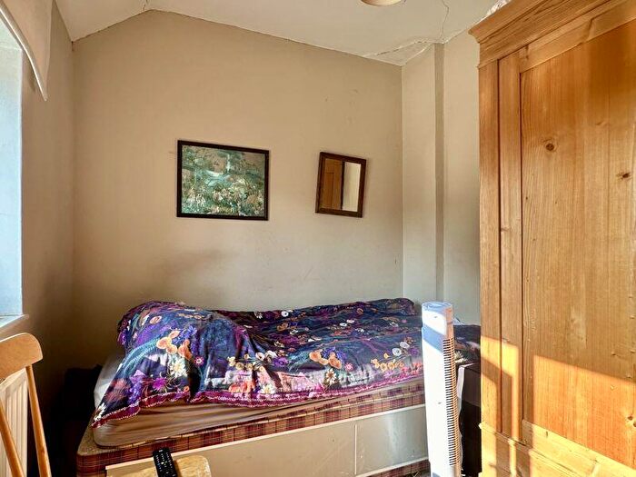 3 Bedroom Semi-Detached House For Sale In Wykham Place, Banbury - Large Extension, OX16