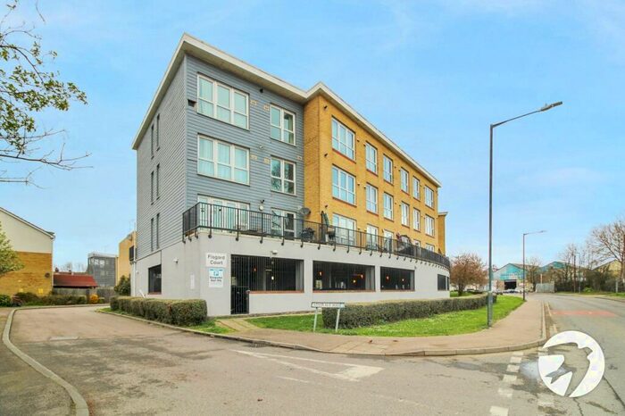 2 Bedroom Flat To Rent In Admirals Way, Gravesend, Kent, DA12