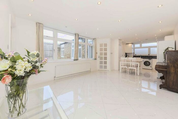 3 Bedroom Bungalow To Rent In Dorrien Walk, London, SW16