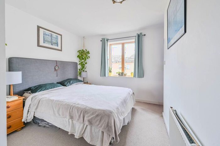 2 Bedroom Flat To Rent In Clock View Crescent, Islington, London, N7