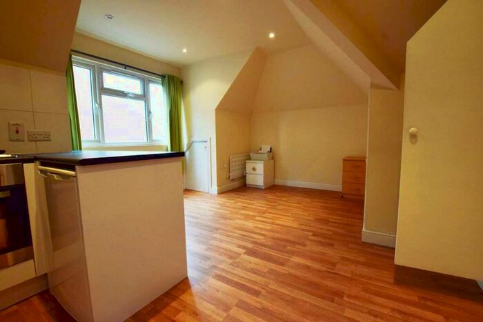 Studio To Rent In Parade Mansions, London, NW4