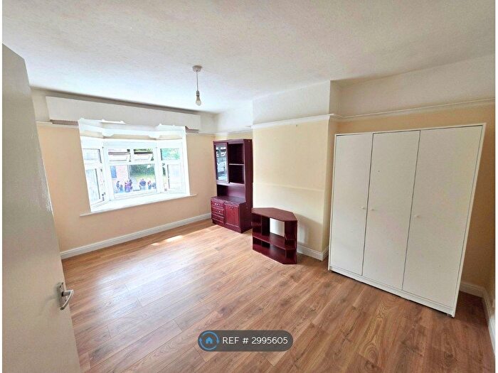 4 Bedroom Flat To Rent In Hay Lane, London, NW9
