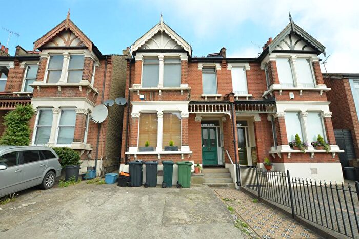 2 Bedroom Apartment To Rent In Chigwell Road, South Woodford, E18