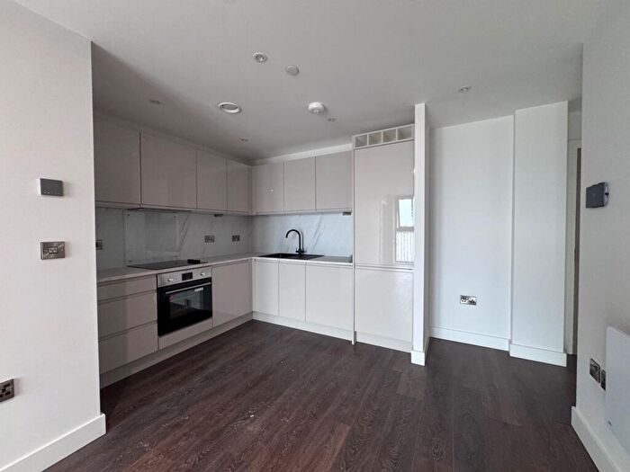 2 Bedroom Flat To Rent In Triskelion Way, West Waterloo Place, L3