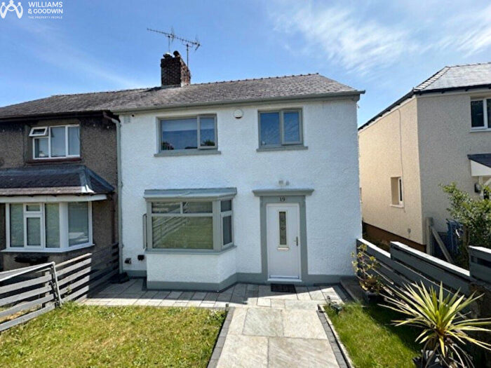 3 Bedroom Semi-Detached House For Sale In Toronnen, Bangor, Gwynedd, LL57