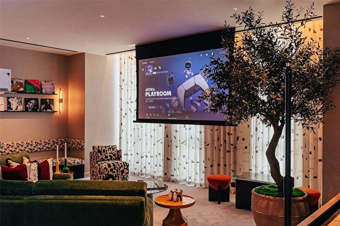 3 Bedroom Flat To Rent In Nine Elms Lane, Nine Elms, SW8