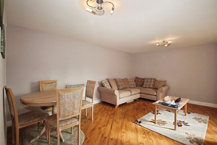 2 Bedroom Flat For Sale In Birch Meadow Close, Warwick, CV34