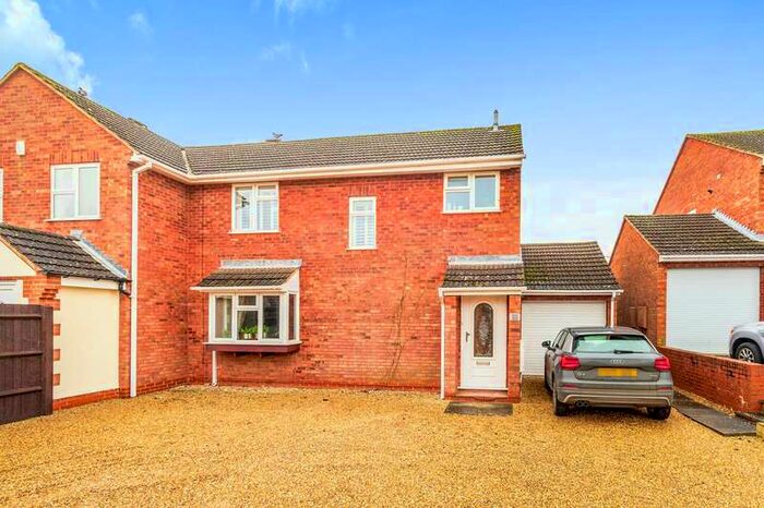 3 Bedroom Semi-Detached House To Rent In Clay Hill, Two Mile Ash, MK8