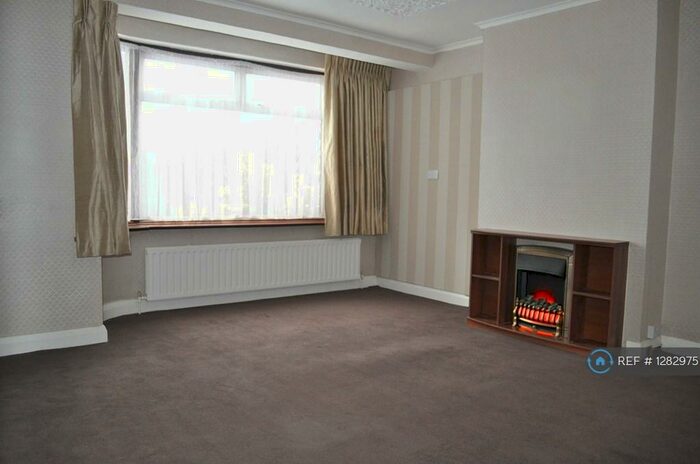 5 Bedroom Semi-Detached House To Rent In Ilmington Road, Harrow, HA3