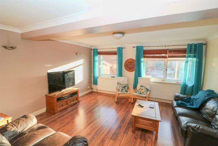 5 Bedroom Town House To Rent In Ashdon Close, Woodford Green, IG8