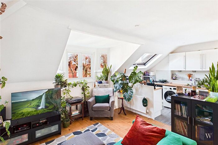 2 Bedroom Flat For Sale In Palace Road, London, SW2