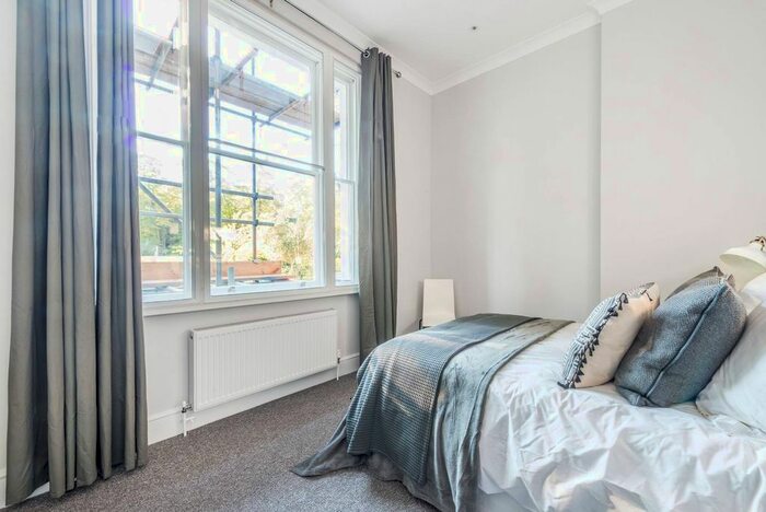 1 Bedroom Flat To Rent In Royal Cresent, Holland Park, London, W11