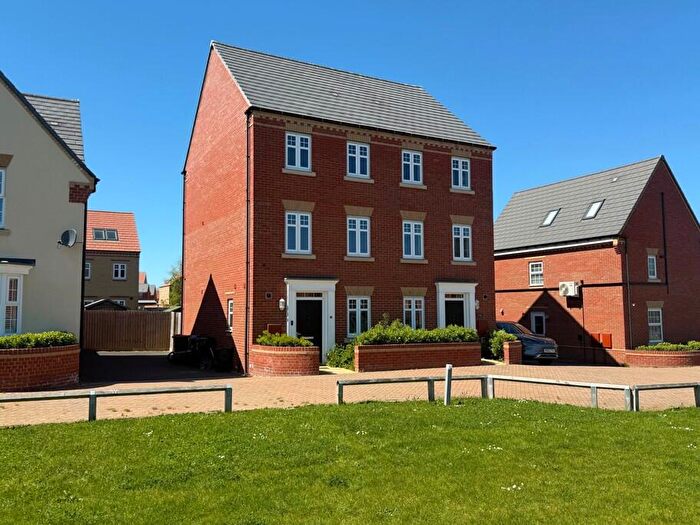 4 Bedroom Town House To Rent In Pever Green, Eagle Farm South, MK17