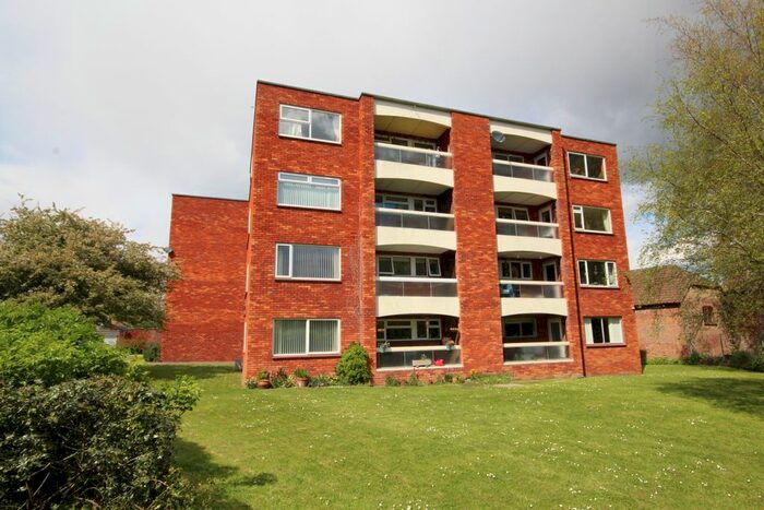 2 Bedroom Flat To Rent In Sandown Close, Bridgwater, TA6