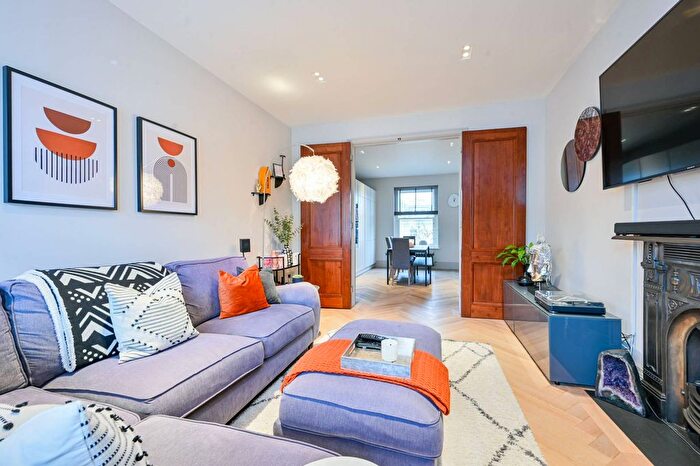 3 Bedroom Flat To Rent In Gunterstone Road, West Kensington, London, W14