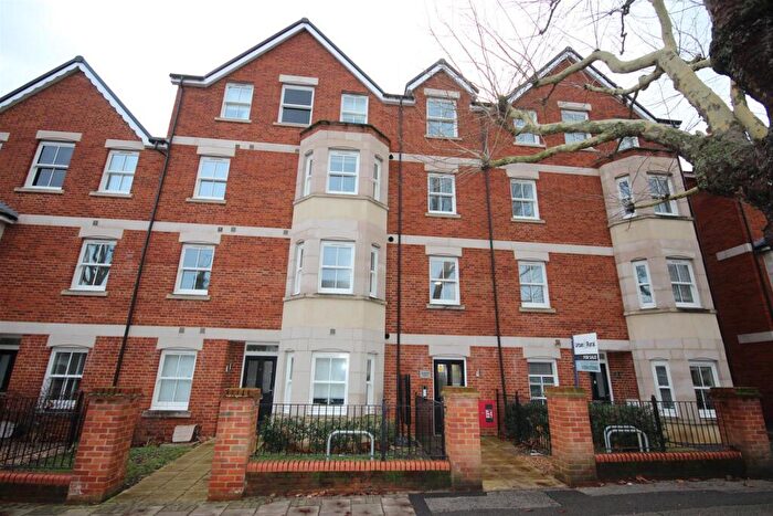 2 Bedroom Apartment For Sale In Warwick Avenue, Bedford, MK40