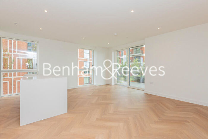 3 Bedroom Flat To Rent In Henshaw Parade, The Hyde, London, NW9