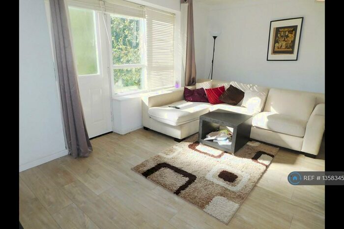 1 Bedroom Flat To Rent In Summerseat Close, Salford, M5