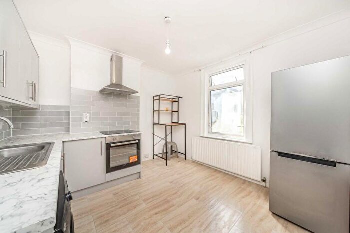 2 Bedroom Flat For Sale In Rowsley Avenue, London, NW4