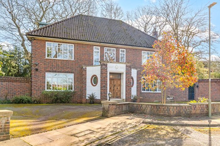 5 Bedroom Detached House For Sale In Canons Close, Off The Bishops Avenue, London, N2