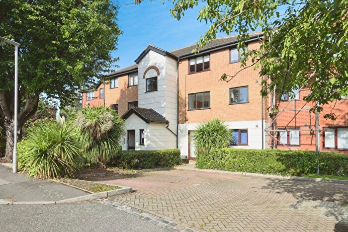 1 Bedroom Studio For Sale In Parrotts Field, Hoddesdon, EN11