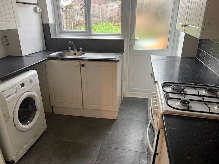 3 Bedroom Terraced House To Rent In Highover Close, Luton, LU2