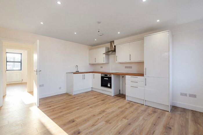 1 Bedroom Flat To Rent In High Road, South Woodford, London, E18