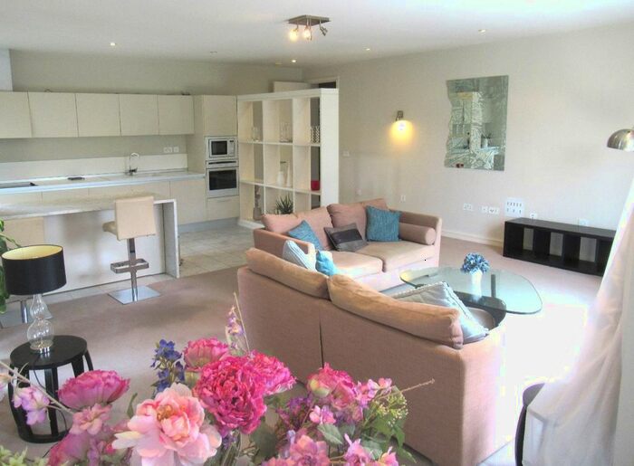 2 Bedroom Flat To Rent In Melliss Avenue, Kew, Richmond, TW9