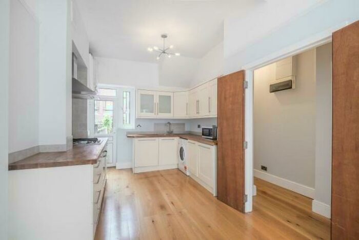 2 Bedroom Flat To Rent In Severus Road, London, SW11