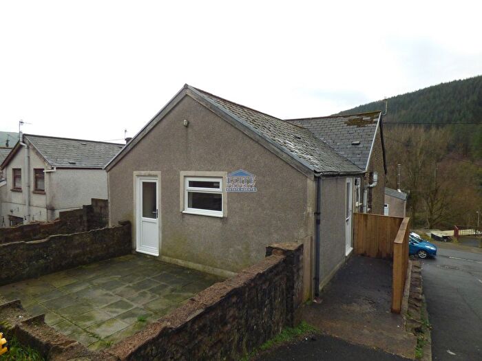 3 Bedroom Flat To Rent In Commercial Street, Nantymoel, Bridgend ., CF32