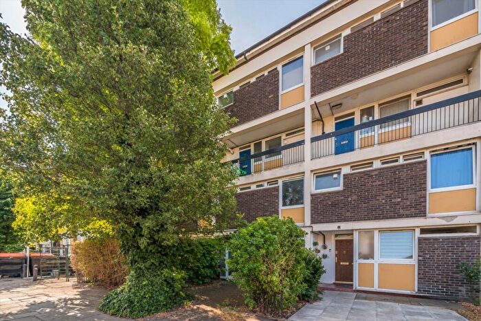 3 Bedroom Flat For Sale In Shrubland Road, Hackney, E8