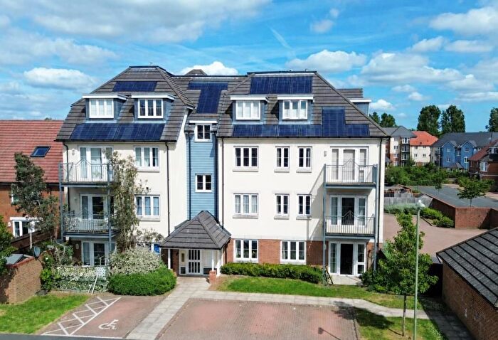 2 Bedroom Flat For Sale In Barn Avenue, Aldershot, GU12
