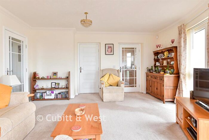 2 Bedroom Flat For Sale In Rowe Avenue, Peacehaven, East Sussex, BN10