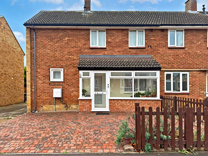 3 Bedroom Semi-Detached House For Sale In Playfield Close, Biggleswade, SG18