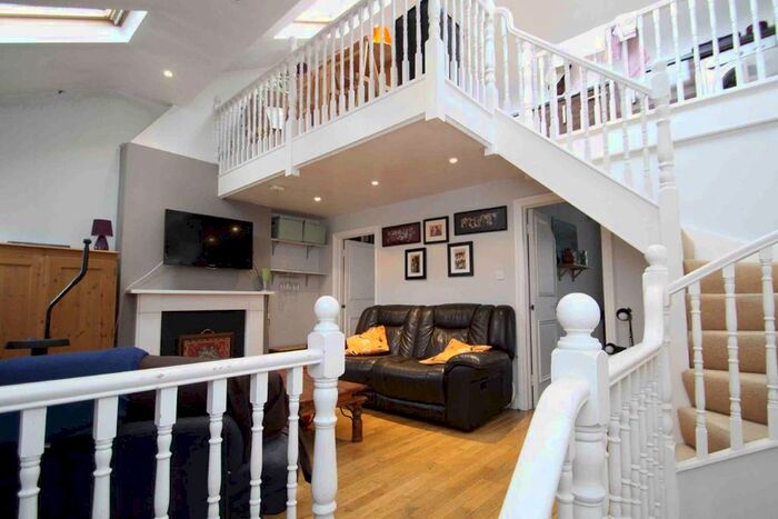 3 Bedroom Flat To Rent In Florian Road, London, SW15