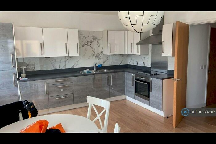 2 Bedroom Flat To Rent In Lakeside Drive, London, NW10