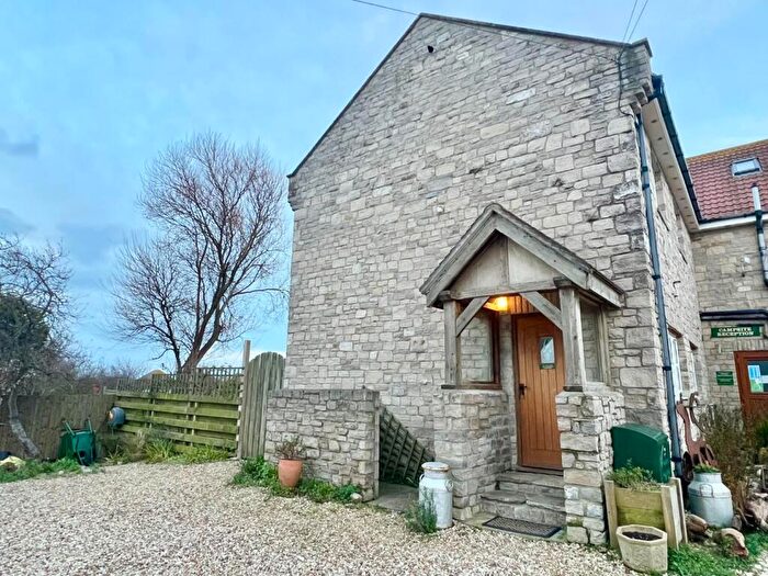 3 Bedroom Cottage To Rent In Fully Furnished South Road, Weymouth, DT4