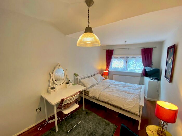 1 Bedroom Apartment To Rent In Tattershall Drive, The Park, NG7