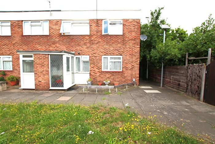 3 Bedroom End Of Terrace House To Rent In Westmoreland Close, Aldersbrook, E12