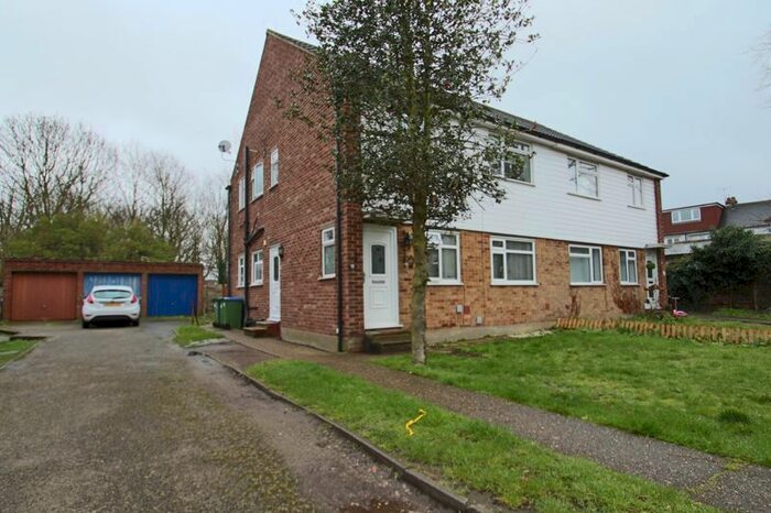 2 Bedroom Maisonette To Rent In Stonefield Close, Bexleyheath, DA7