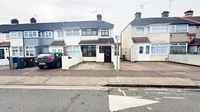 3 Bedroom End Of Terrace House To Rent In Oval Road, South Dagenham, RM10